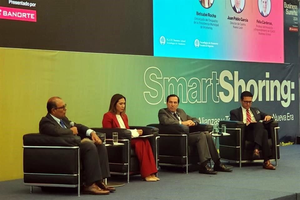 Participantes en el evento 'TEC Business Summit 2024, Smartshoring: alianzas y tecnología para una nueva era de negocios en México'.