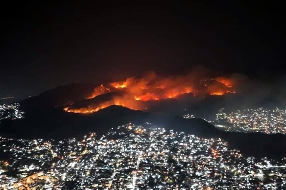 En Acapulco, desde colonias ubicadas a cientos de kilómetros del Parque Nacional El Veladero es visible el gran incendio forestal que provoca densa capa de humo y alerta a pobladores.