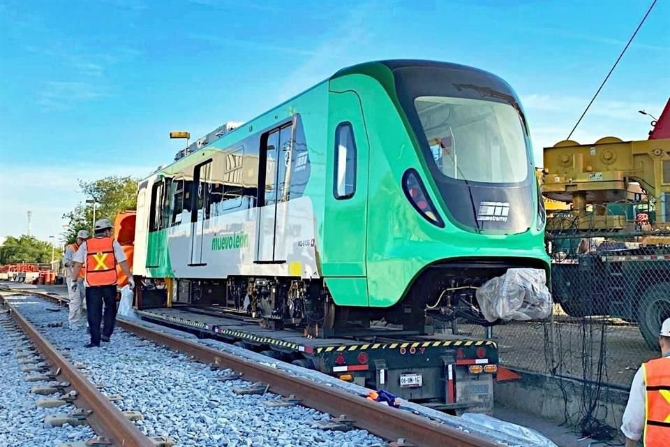 El Gobernador Samuel García y funcionarios de Metrorrey estrenaron ayer el primero de los 22 vagones que se espera que lleguen para la Línea 1 del Metro. 