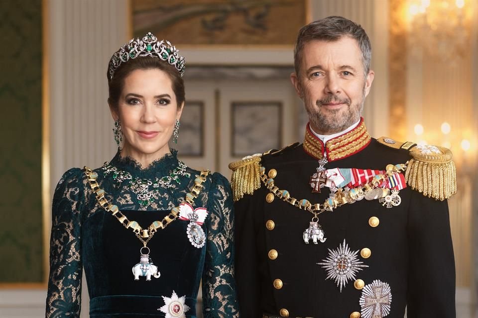 Los reyes de Dinamarca lucieron las joyas de la Corona para el retrato, el cual fue tomado desde el Palacio de Christiansborg.