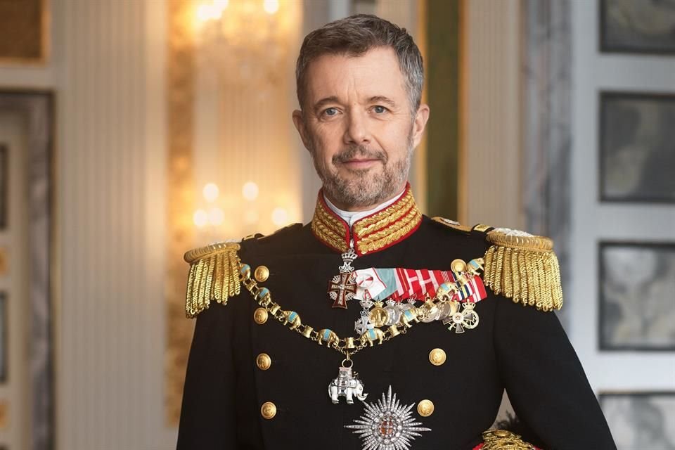 El hijo de Margarita II aparece con el traje de gala de la marina, con joyas como la Orden del Elefante y la cruz de comandante de Dannebrog.
