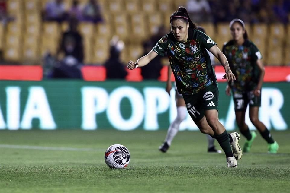 Lizbeth Ovalle marcó de penal su gol 100 en Tigres.