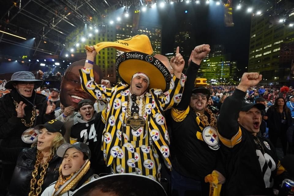 Los fans de los Steelers muy animados en Detroit.