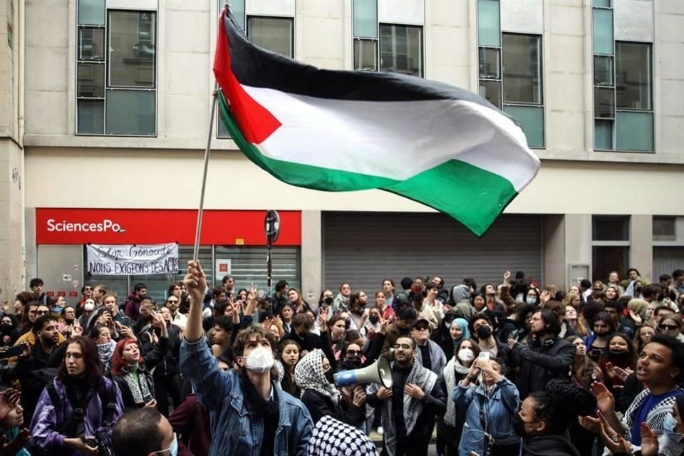 Estudiantes de la prestigiosa universidad Sciences Po de París se manifestaron por Gaza, una protesta similar a la de universitarios de EU.