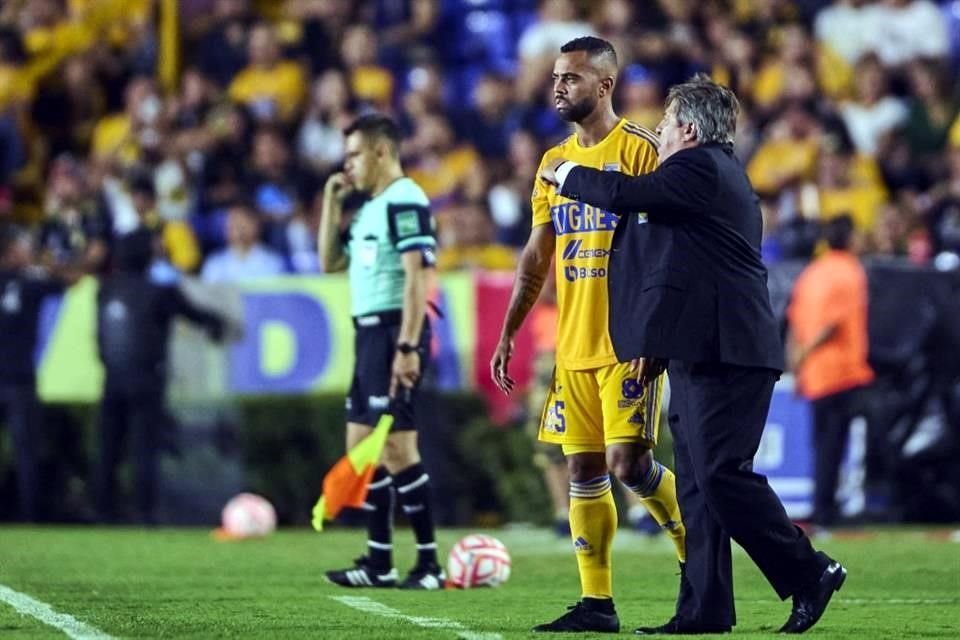 Rafael Carioca recibe instrucciones de Miguel Herrera, en un partido en la cancha del Uni.