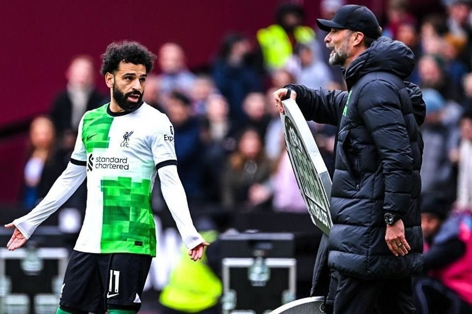 Corría el minuto 81 cuando Mohamed Salah, quien iba a entrar de cambio tras el empate del West Ham sobre Liverpool discutió con Jurgen Klopp.