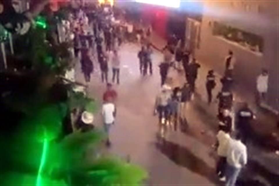 En redes sociales circulan videos en los que se observa a personas gritando, corriendo por las calles y en éstas, posicionados pecho tierra para protegerse al escuchar una detonación.