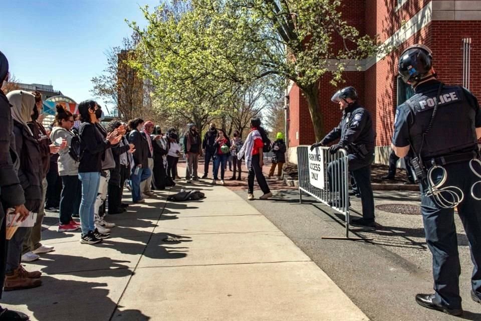 Manifestantes propalestinos se paran frente a una barricada  después de que la Policía allanó un campamento en la Universidad Northeastern en Boston, Massachusetts.