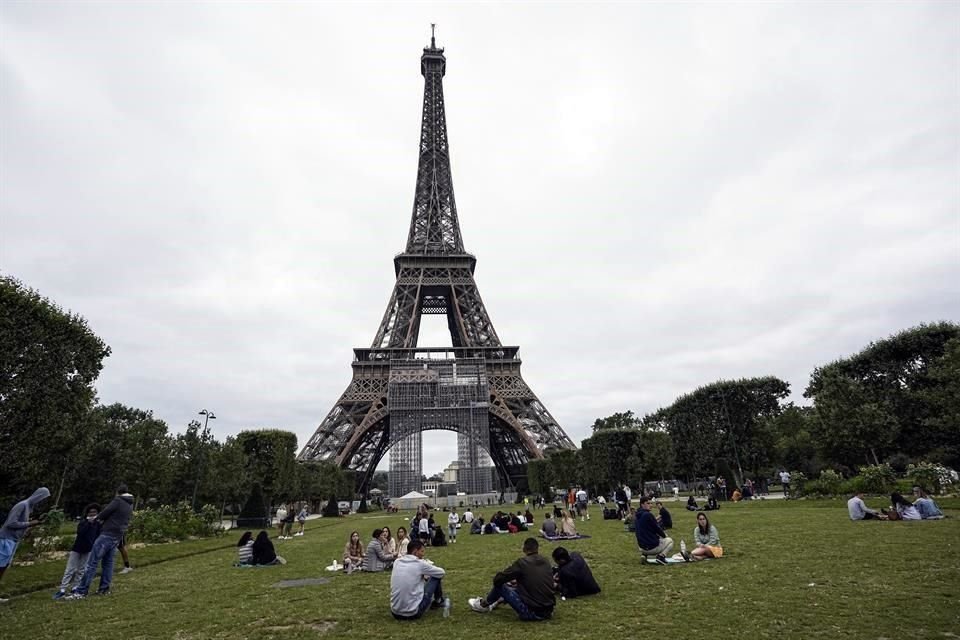 Tras casi nueve meses cerrada por la pandemia, la Torre Eiffel reabrió con acceso limitado y requisito de pase sanitario de Covid-19.