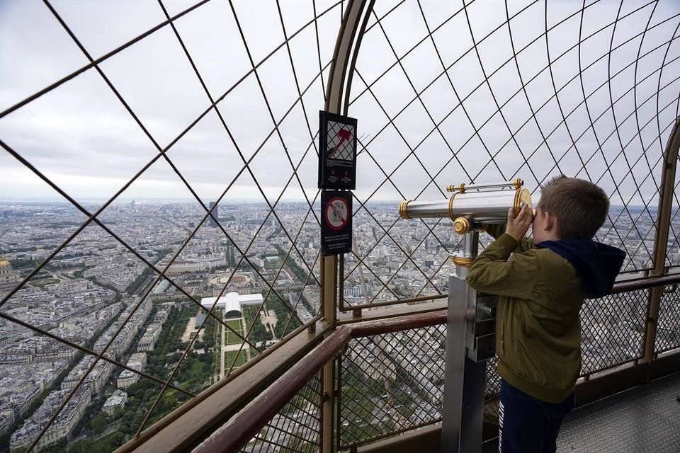 La torre, de 300 metros de altura, ofrece una vista panorámica de París.