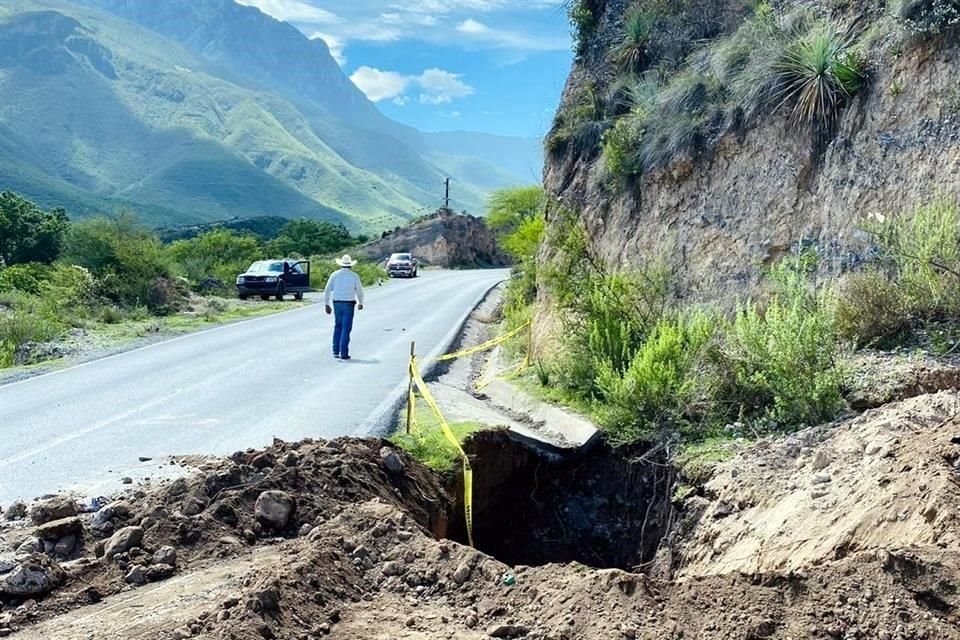 Según la corporación, el agujero fue reportado por la Dirección de Obras Públicas del municipio se Zaragoza, que no pudo determinar la profundidad del socavón.