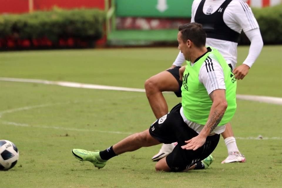 Jesús Dueñas participó en los ejercicios de futbol que el cuadro de Miguel Herrera realizó.