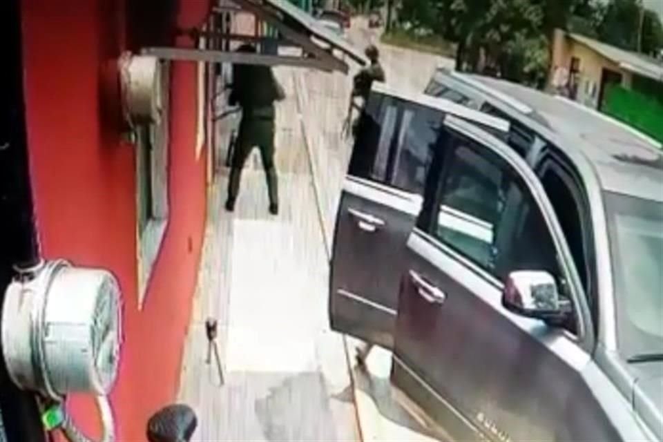 Imágenes de un video del pasado 5 de julio muestran cómo el comando entró a una casa en Montemorelos y golpeó y se llevó a un hombre.
