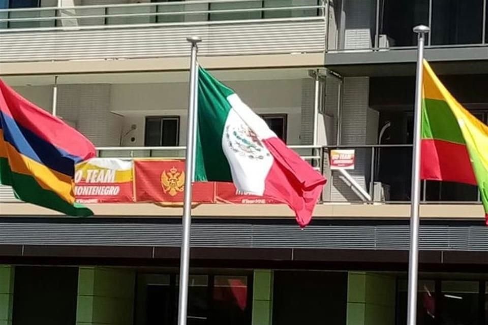 Las banderas ya ondean en la Villa Olímpica.
