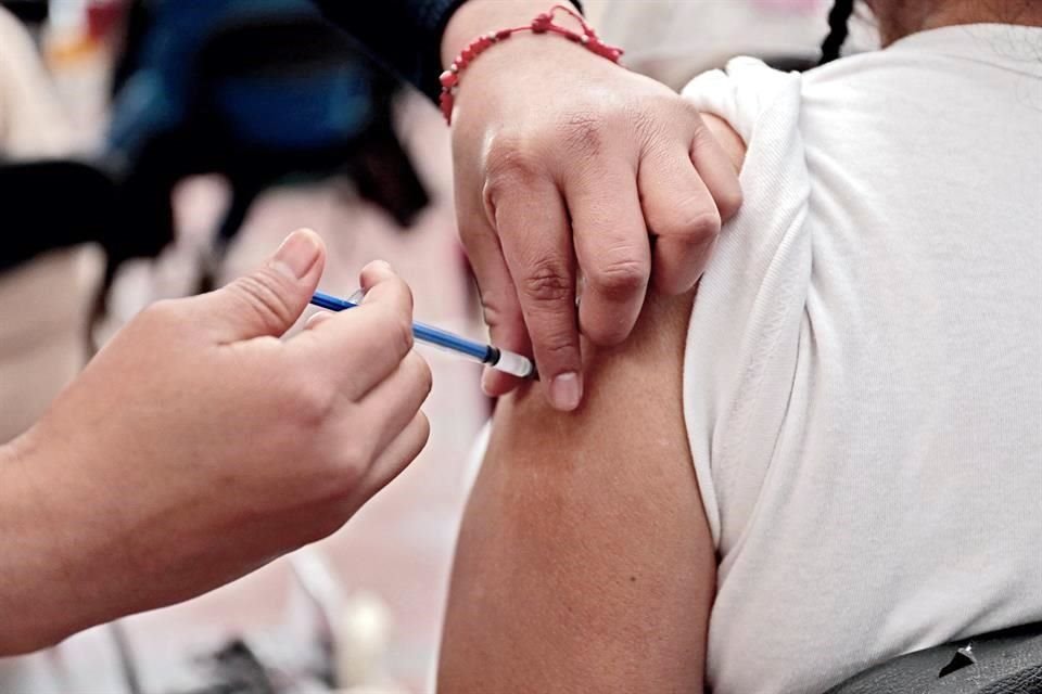 En países como Francia se recomienda una tercera dosis de la vacuna contra Covid en pacientes inmunodeprimidos.