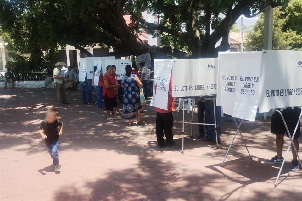 Personas emiten su voto en la casilla de Coyuca, en Guerrero.