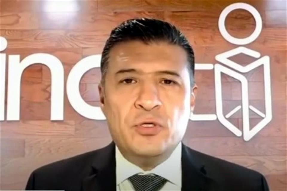 El presidente del INAI, Adrián Alcalá, emitió un mensaje al inicio de la sesión del Pleno.