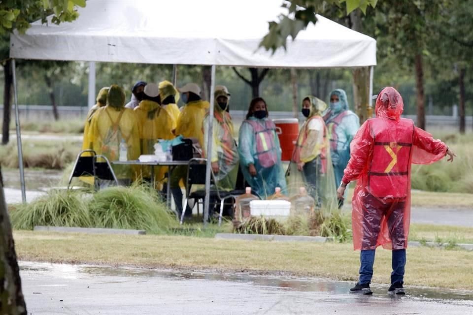 A pesar de las lluvias, los voluntarios en la vacunación contra Covid no dejaron de trabajar en Guadalupe.