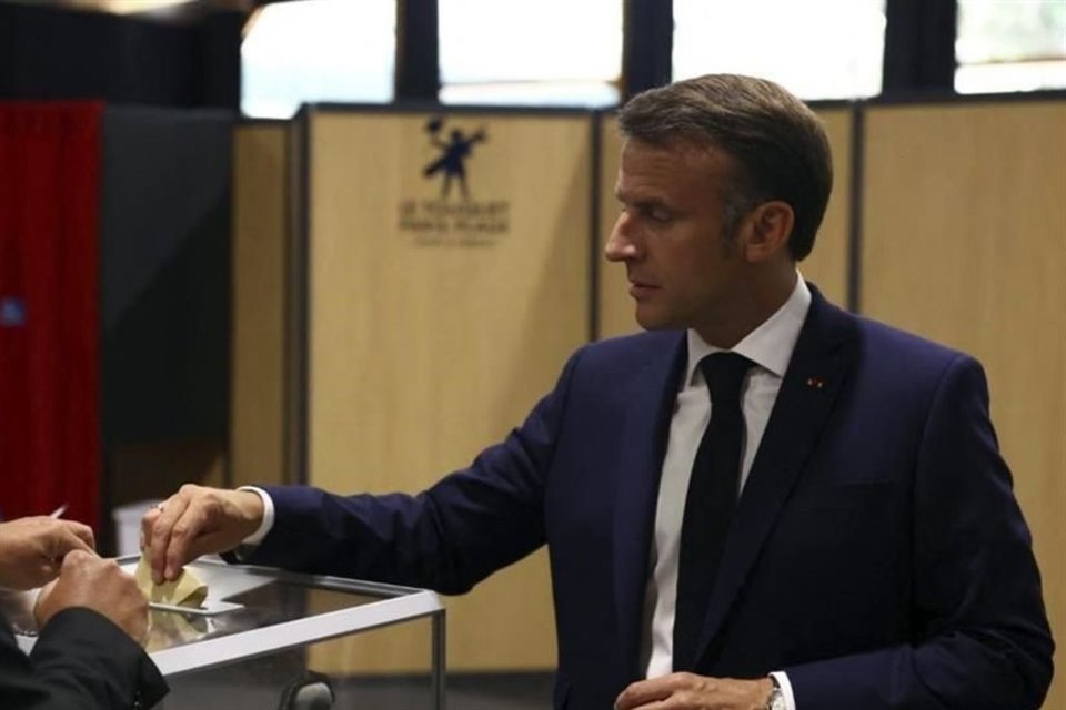 Macron al emitir su voto.