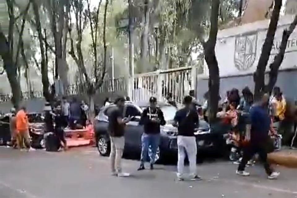 Vecinos detallaron que personas migrantes pernoctan en la Calle Roma, ante la falta de espacio en refugios.