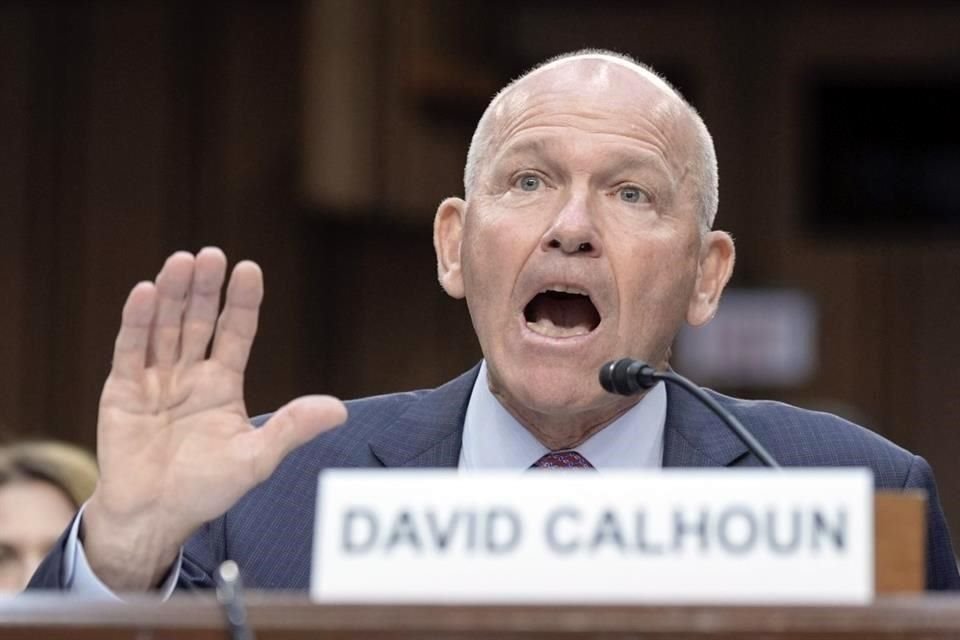 David Calhoun testificando ante el Subcomité de Investigaciones de Seguridad Nacional del Senado en el Capitolio.