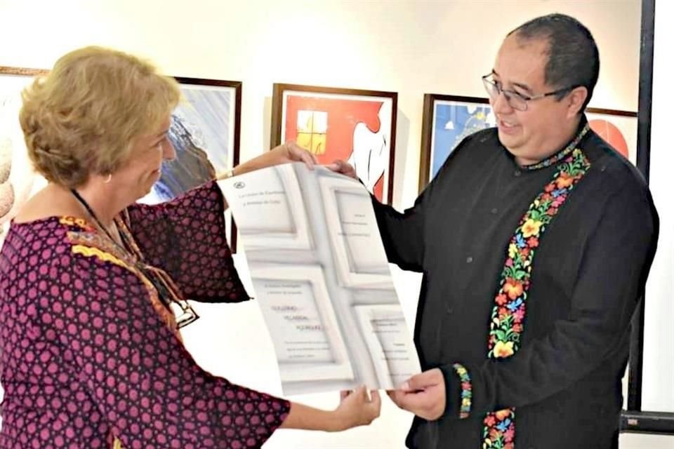 Guillermo Villarreal recibió ayer la constancia del premio de Marta Bonet, presidenta de la Unión de Escritores y Artistas de Cuba.
