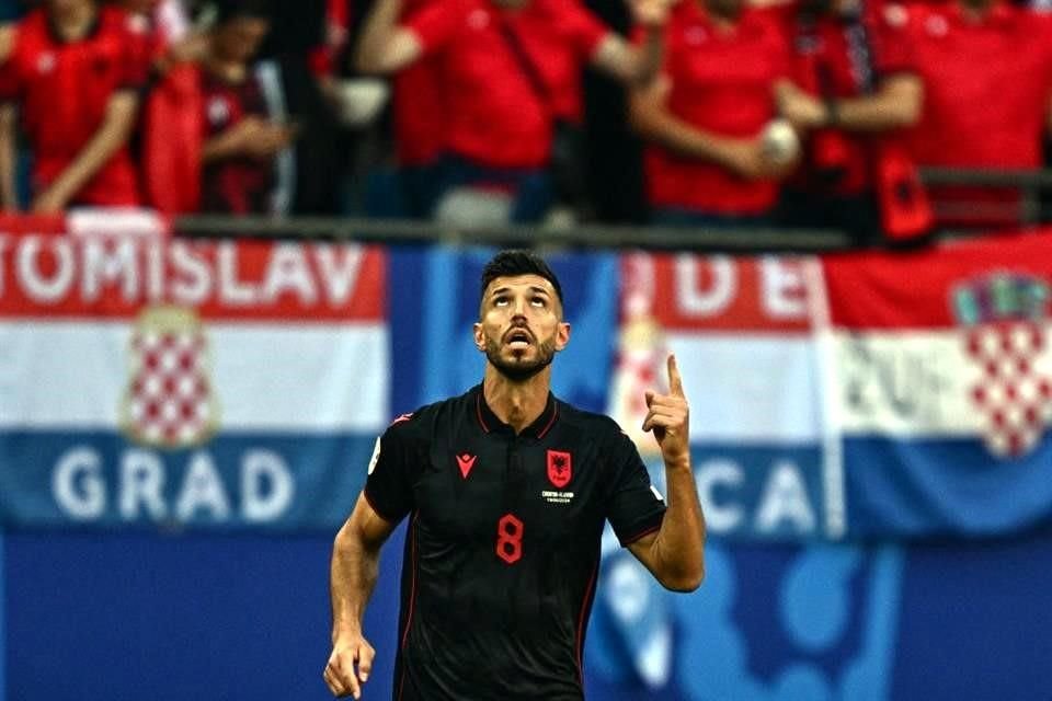 Klaus Gjasula celebra el gol del empate para Albania.