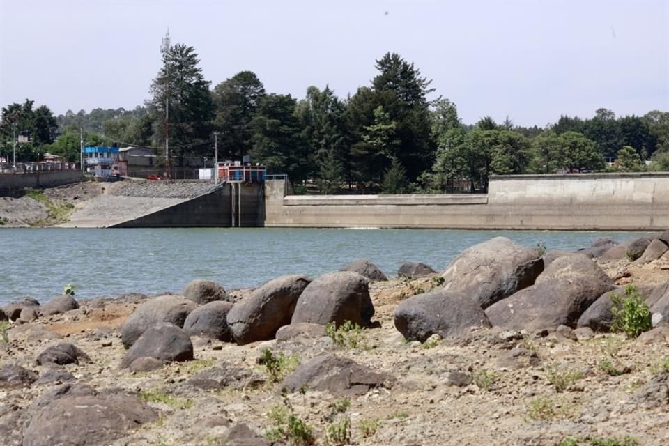 La presa Villa Victoria es la que presenta los niveles más bajos del sistema.