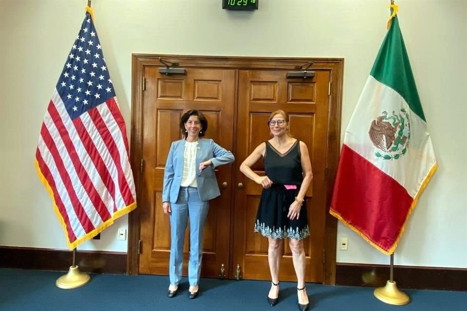 La Secretaria de Economía, Tatiana Clouthier, junto a su homóloga de Estados Unidos, Gina Raimondo.