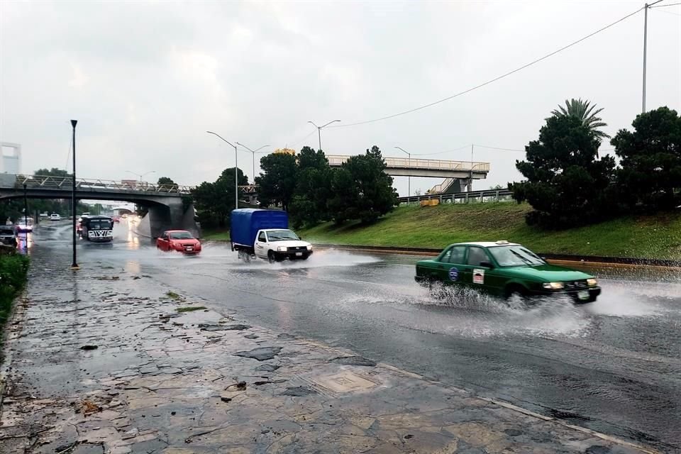 Tras días de calor, las lluvias refrescaron al área metropolitana durante parte del día, pero también encharcaron y causaron daños en vialidades.