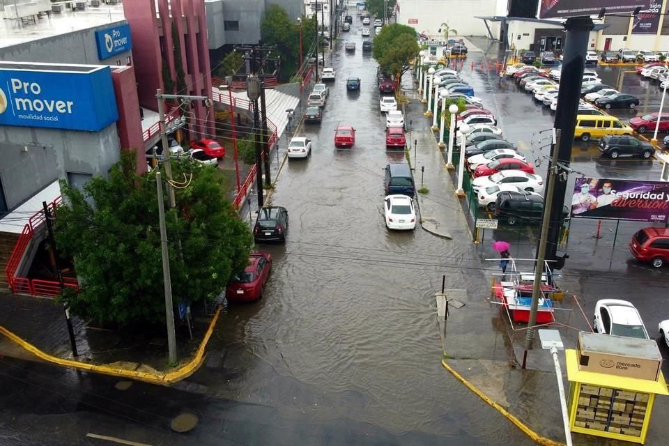 Avenidas como Constitución, Morones Prieto, Garza Sada y Gonzalitos, en Monterrey, lucieron con tráfico lento por la acumulación de agua en diversos puntos.