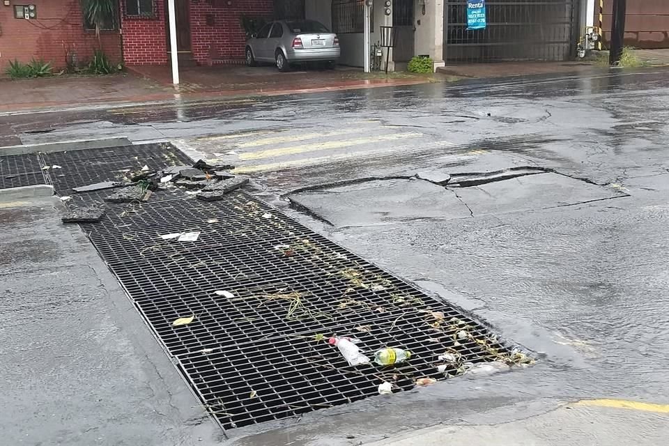 Los vecinos de la Colonia San Jemo atribuyeron los daños a la mala calidad del pavimento y a recientes trabajos de instalación de alcantarilla de hace unos 18 meses.