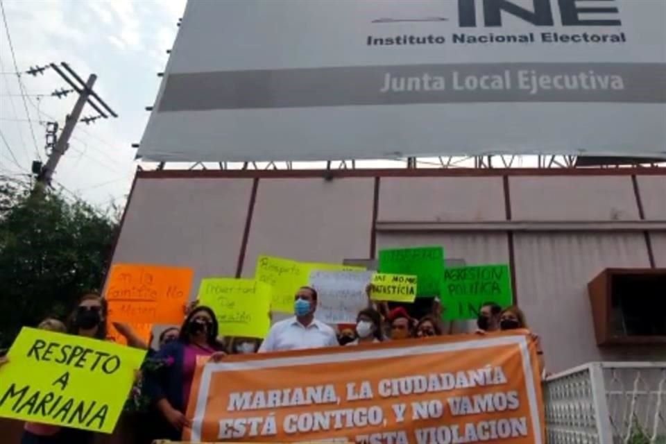 Los manifestantes consideraron que la multa que busca imponer el INE es una agresión política.
