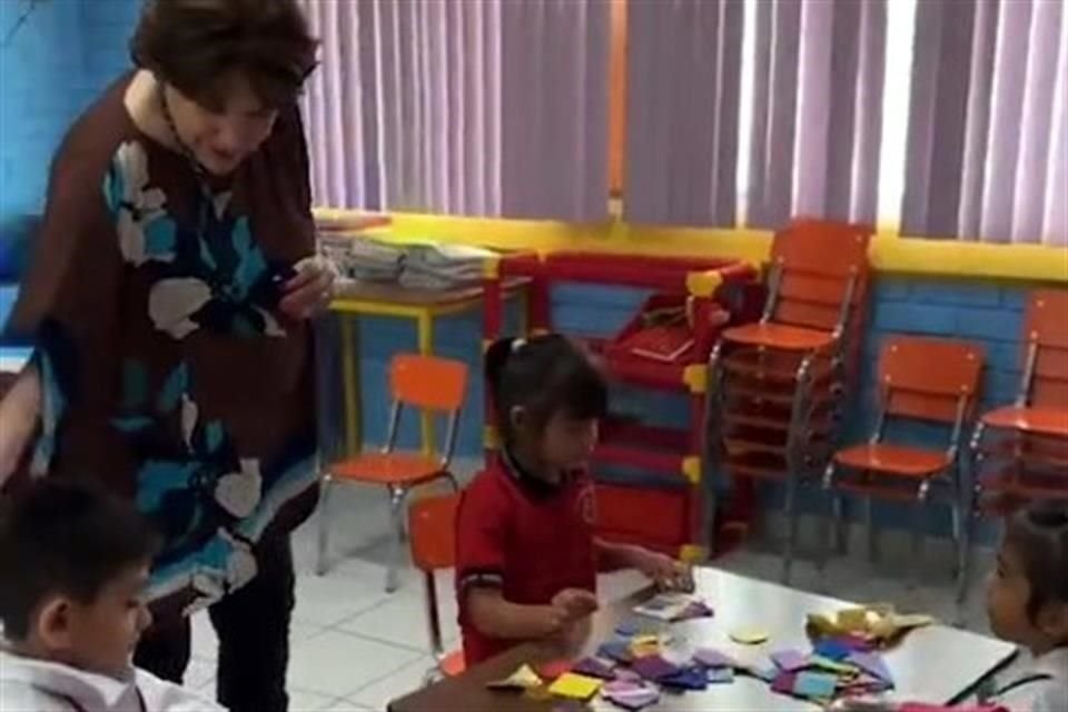 En el preescolar Tomás Alva Edison, en Santa Catarina, de 108 niños llegaron sólo 11, a quienes la Secretaria Morales Garza saludó en su recorrido.
