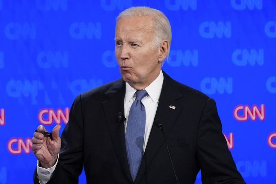 El Presidente Joe Biden habla durante el primer debate presidencial en Georgia.