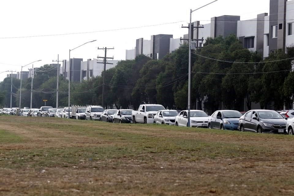 En Rómulo Garza, frente a la Colonia Hacienda Los Morales, decenas de vehículos hicieron fila.