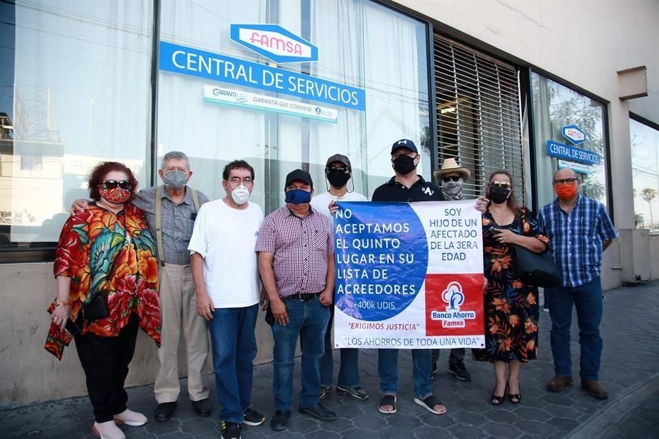 Personas que perdieron sus ahorros en el Banco Famsa protestan en la Central de Servicios, en el Centro.