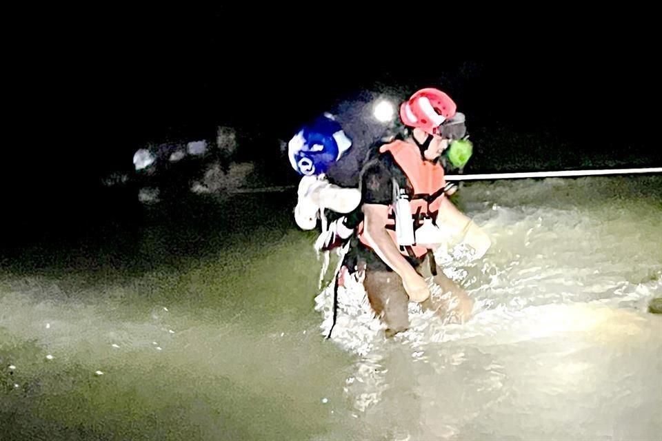 Los niveles de los ríos y arroyos representan un riesgo para los paseantes, advirtió Protección Civil.