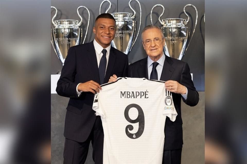 Ante un Santiago Bernabéu repleto, el francés Kylian Mbappé fue presentado oficialmente como nuevo delantero del Real Madrid, club con el que firmó por las próximas cinco temporadas.