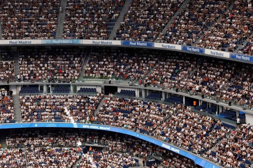 Las gradas del Bernabéu lucieron repletas para recibir a Mbappé.