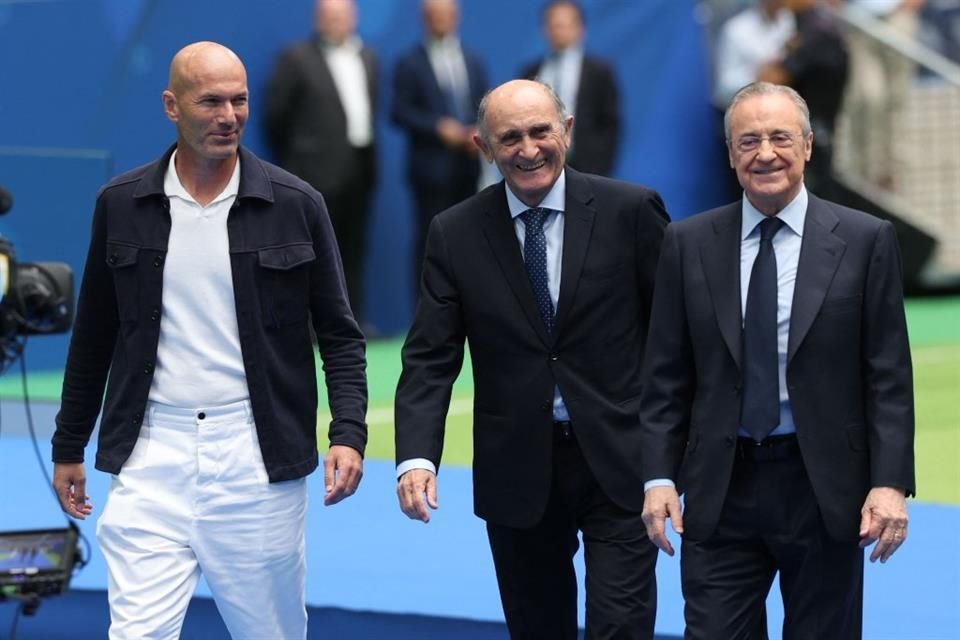 Zinedine Zidane (Izquierda) y Florentino Pérez, presidente del Real Madrid (derecha) salieron al campo del Bernabéu para contemplar la presentación de Mbappé.