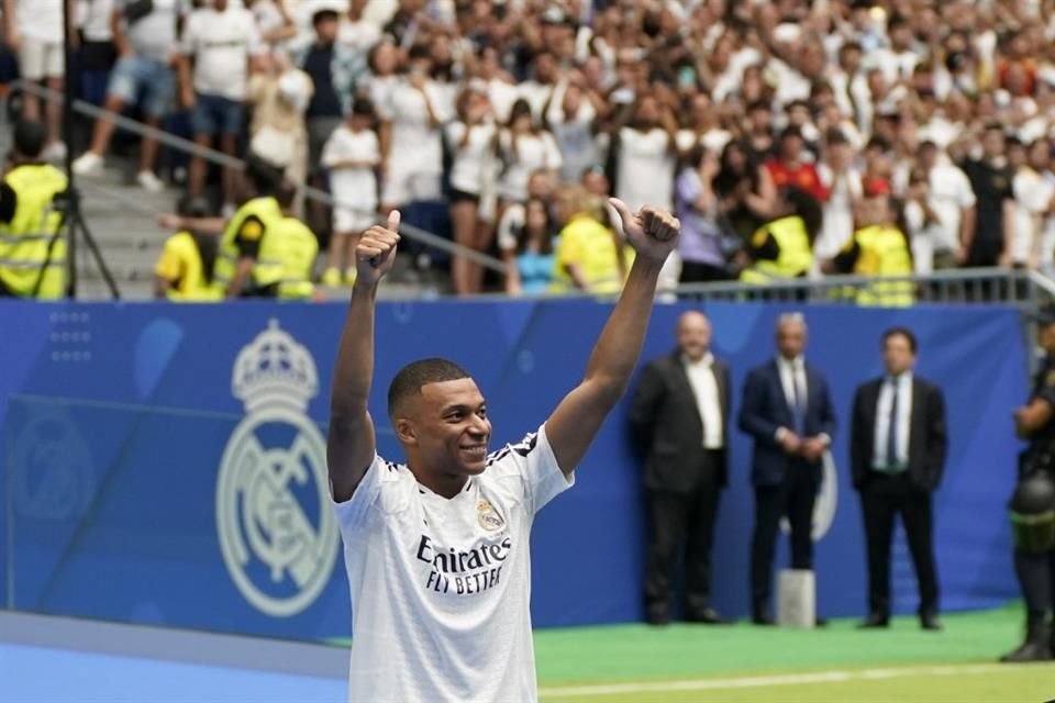 Kylian Mbappé fue presentado este martes como nuevo delantero del Real Madrid.