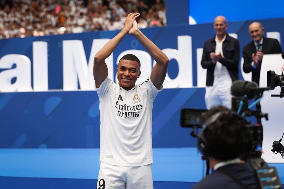 Kylian Mbappé fue ovacionado por miles de aficionados en el Santiago Bernabéu.
