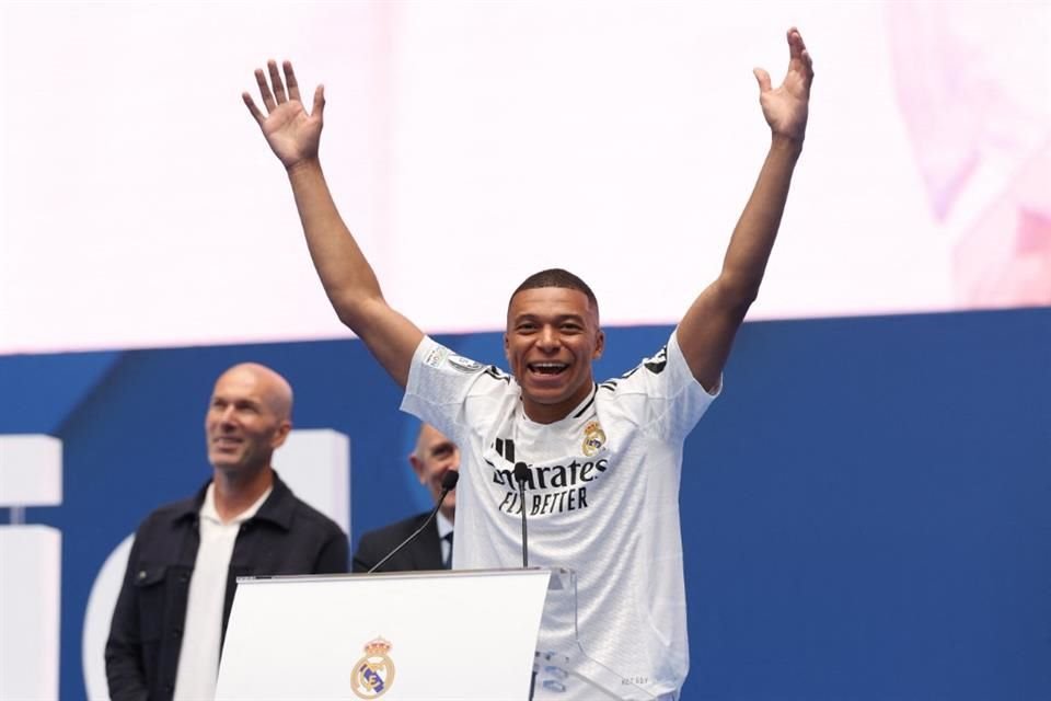 Con Zinedine Zidane al fondo, Mbappé dijo haber cumplido un sueño al llegar al Madrid.