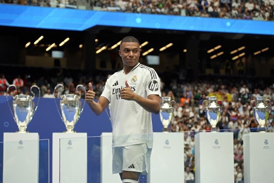 Mbappé posó junto a las 15 coronas europeas del Real Madrid.