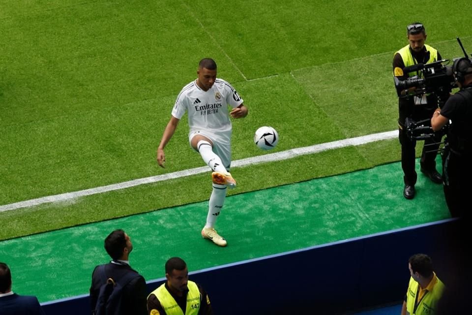 Tras su presentación, el francés regaló varios balones hacia la tribuna del Bernabéu.