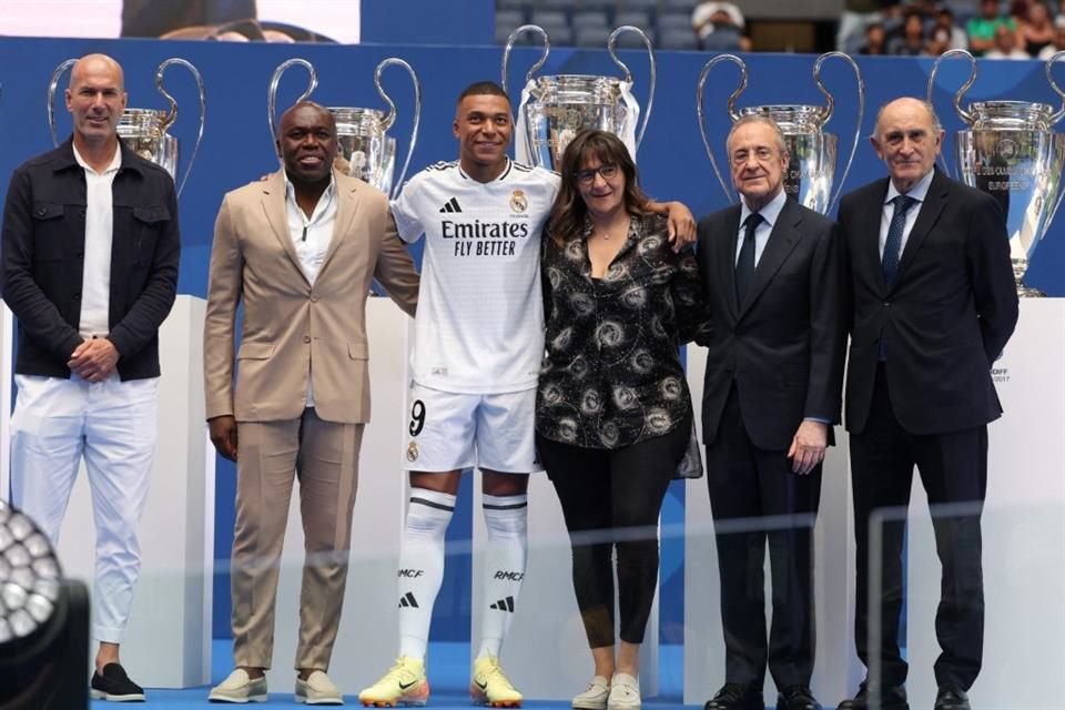 Acompañado de sus padres, Zidane y Florentino Pérez, Mbappé se tomó varias fotografías con las 15 CHampions de fondo.