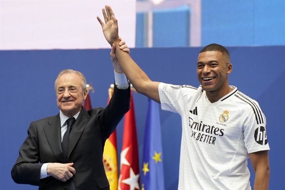 El Presidente Florentino Pérez presentó a Mbappé ante las decenas de miles de aficionados en las gradas del Bernabéu.