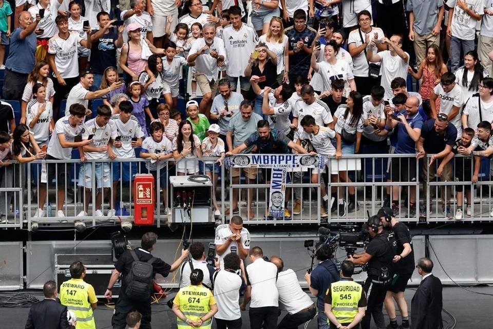 Con la afición de fondo, Mbappé besó varias veces del club de sus sueños.