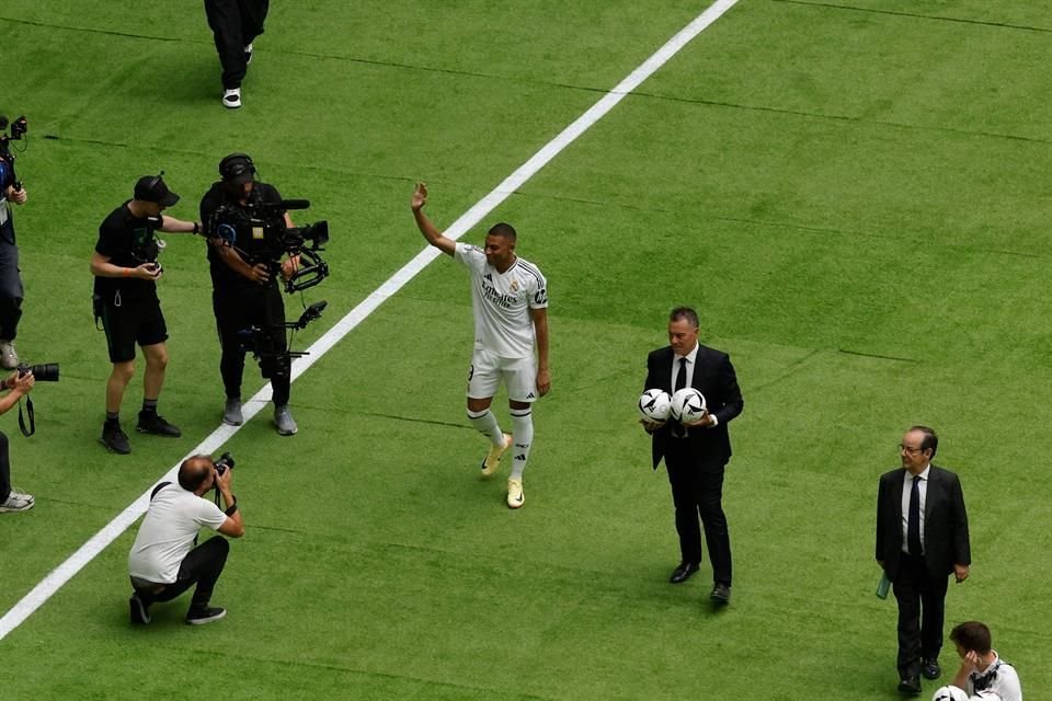 Mbappé dio una vuelta a la cancha del Santiago Bernabéu para saludar a todos los aficionados merengues.